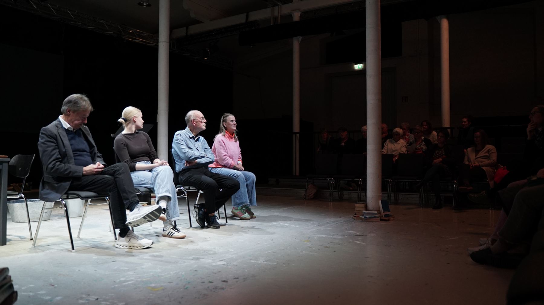 Regisseur Frank Hoffmann, Schauspieldirektorin Elisa von Issendorff, Autor Guy Rewenig und Schauspielerin Barbara Ullmann im Gespräch mit dem Publikum über „Bärenklau“